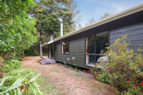 Puka Lodge Rear dwelling - Pukawa Bay Home